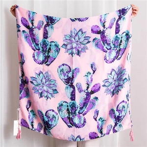 Écharpe rose avec motifs cactus violets et pompons délicats aux extrémités
