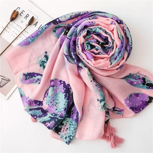 Écharpe rose en coton-lin avec imprimé floral et franges pour protection solaire