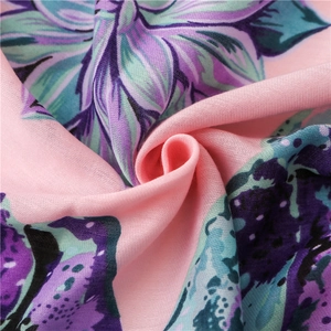 Écharpe en coton et lin pour femme avec imprimé floral rose et texture légère d'été