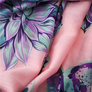 Gros plan d'un foulard léger à imprimé floral aux motifs doux roses et violets