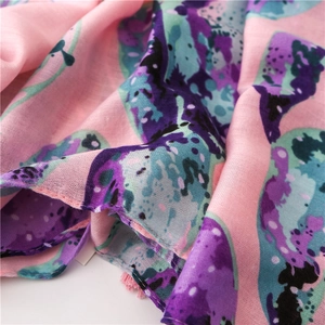 Vue détaillée de la texture douce en coton et lin avec imprimé floral à l'encre rose