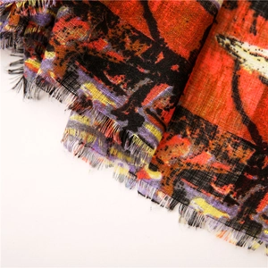 Détail d'une écharpe bohème avec impression numérique orange et bords effilochés