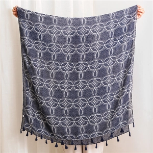 Détail du châle en coton et lin bleu marine et blanc avec glands et motifs ethniques