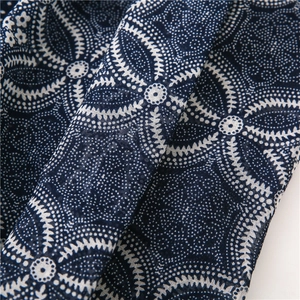 Écharpe vintage en coton et lin bleu marine avec motifs totem blancs pour protection solaire