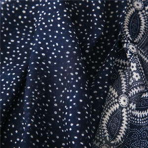 Gros plan détaillé de l'écharpe en lin marine aux motifs mandala et pois blancs