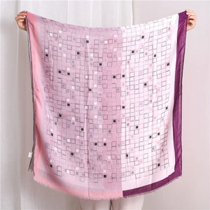 Détail du foulard à motifs géométriques avec des bords à franges élégants et doux