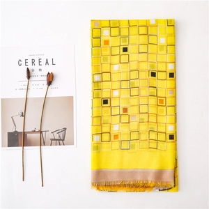 Écharpe jaune en coton avec motifs géométriques et bordures à franges style moderne
