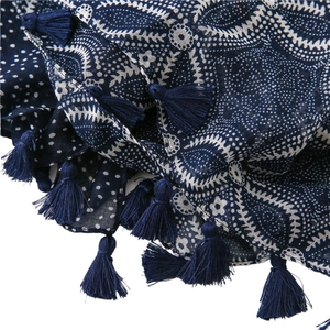 Écharpe en lin bleu marine avec motifs floraux blancs et bordures à pompons doux