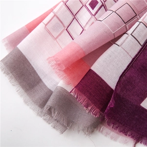 Détail de l'écharpe à carreaux rose et violet avec bords à franges douces