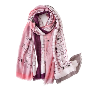 Longue écharpe à motifs géométriques et franges dans les tons rose, violet et gris