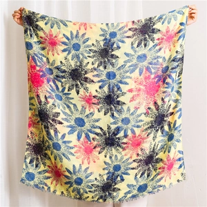 Détail de châle à imprimé tournesol avec bords à franges et tissu léger en coton et lin