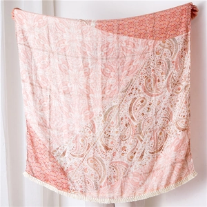 Vue détaillée d'une écharpe en lin à motifs paisley bohèmes avec des franges