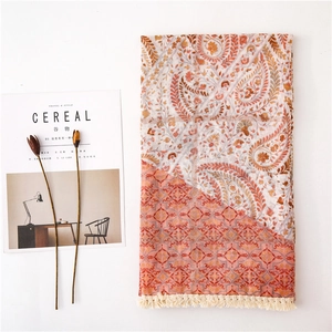 Écharpe bohème en coton à motif cachemire avec franges et décor de fleurs séchées