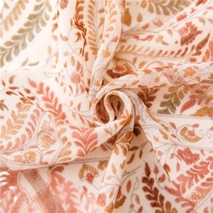 Écharpe en coton et lin style bohème avec imprimé fleuri doré et bordures en dentelle