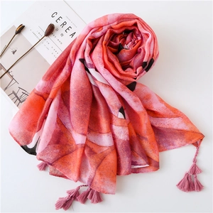 Écharpe en coton et lin rose avec imprimé floral, pompons et texture douce