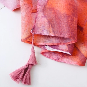Détail d'écharpe en coton et lin rose avec des franges et une texture de couture fine
