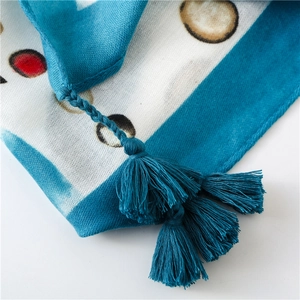 Detailansicht eines pfauenblauen Baumwoll-Leinen-Schals mit Quasten und Punktmuster