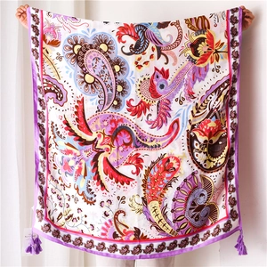 Détail d'un châle bohème à motifs paisley violets et glands pour la protection solaire