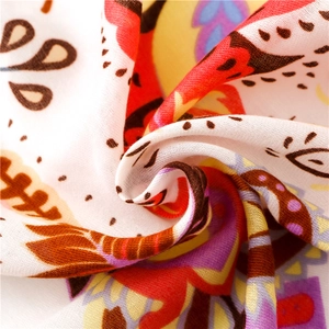 Détail macro du tissu respirant en coton et lin avec des motifs floraux bohèmes