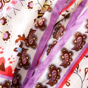 Vue macro détaillée de l'écharpe légère en coton et lin avec motif cachemire violet