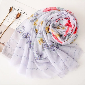 Sciarpa elegante in cotone lino bianco con fiori viola e bordi sfrangiati