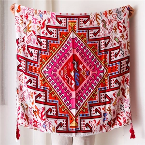 Châle solaire rose bohème avec motifs tribaux géométriques et bordures à franges fines