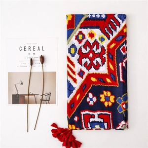 Châle solaire en coton et lin rose à motifs géométriques et pompons rouges pour l'été à la plage