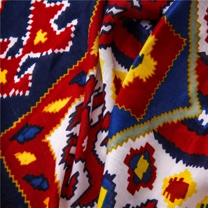 Détail de l'imprimé géométrique bohème rose et bleu sur châle léger en coton et lin
