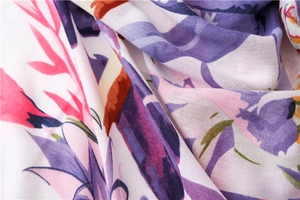 Détail macro de l'imprimé floral tropical sur tissu de foulard léger en lin violet et blanc