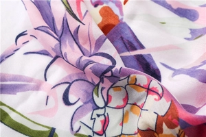 Gros plan du tissu en coton et lin de l'écharpe avec motifs tropicaux de perroquet et fruits