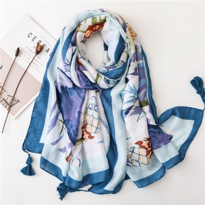 Écharpe tropicale en coton et lin bleu avec imprimé floral et bordures à pompons
