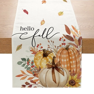 Hello Fall Tischläufer mit Sonnenblumen und Kürbissen auf rustikalem Holztisch