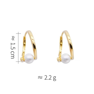 Détail de boucles d'oreilles créoles perles dorées de 1,5 cm et poids de 2,2 g