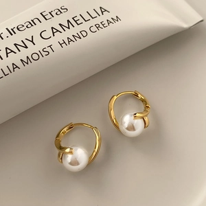 Boucles d'oreilles créoles perles dorées avec un design torsadé minimaliste chic