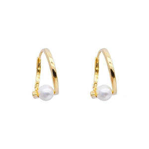 Boucles d'oreilles créoles dorées minimalistes avec perles blanches et crochet