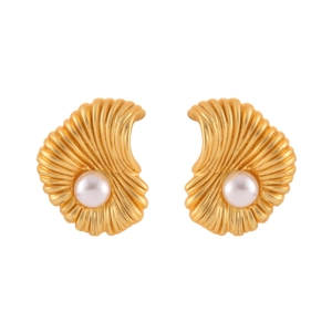 Boucles d'oreilles dorées à texture coquillage avec perles blanches de style rétro