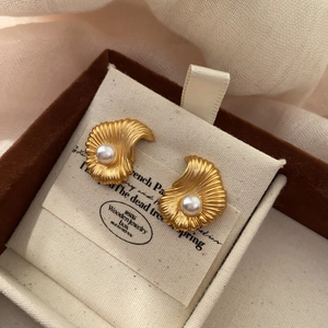 Boucles d'oreilles dorées texturées de style vintage français avec perles blanches rondes