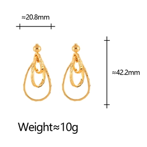 Boucles d'oreilles dorées irrégulières en forme de goutte avec texture en losange