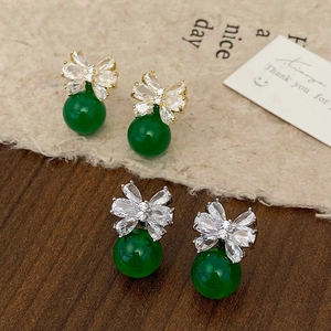 Sparkling crystal flower earrings with green beads in gold and silver finish
