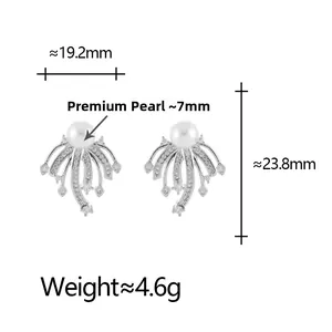 Detailansicht der silbernen Fächerohrringe mit 7mm Perlen und funkelnden Zirkonsteinen