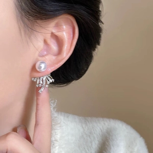 Französische Perlenohrstecker mit unregelmäßigem Silber-Metall-Akzent am Model getragen
