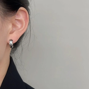 Boucles d'oreilles créoles argentées à motif matelassé pour femme au style chic français
