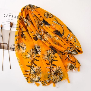 Sciarpa in cotone leggero con stampa floreale gialla ed eleganti nappe su sfondo bianco