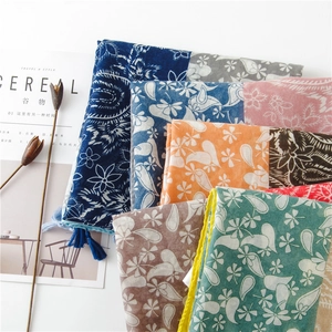 Detail bunter Paisley-Druckschals mit Quasten und floralen Baumwoll-Leinen-Texturen