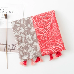 Detailaufnahme von Ethno-Paisley-Schal mit rot-taupefarbenem Patchwork und Fransenbesatz