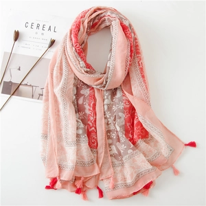 Ethno-Strandtuch aus Baumwolle und Leinen mit Paisleymuster und Quasten in Rosa