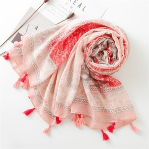 Nahaufnahme von rosa Schal mit Paisleymuster, Farbverlauf und feinen Quastendetails