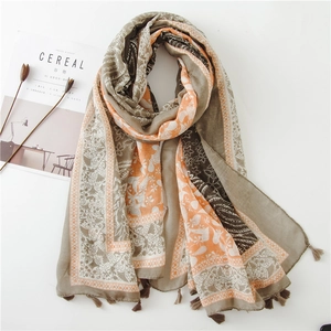 Detail von Leinenschal mit Paisley-Muster, Quasten und orangefarbenen Akzenten