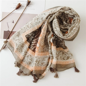 Detailansicht von Ethno-Schal mit Paisley-Blumendruck und handgefertigten Quasten