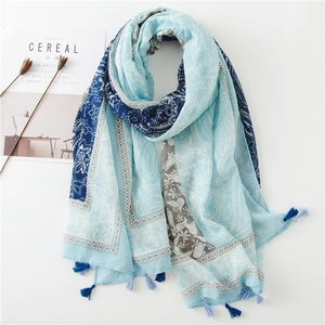 Detail eines blauen Paisley-Schals mit Quasten und eleganter Baumwoll-Leinen-Textur